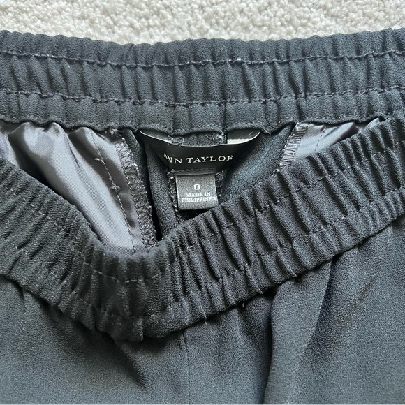 Ann Taylor Black Lightweight Tapered Leg Stretch Elastic Waist Pants - Picture 2 of 4